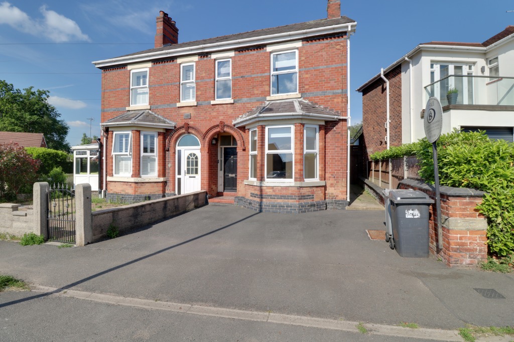 3 Bedroom Property For Sale in Sandbach £240,000