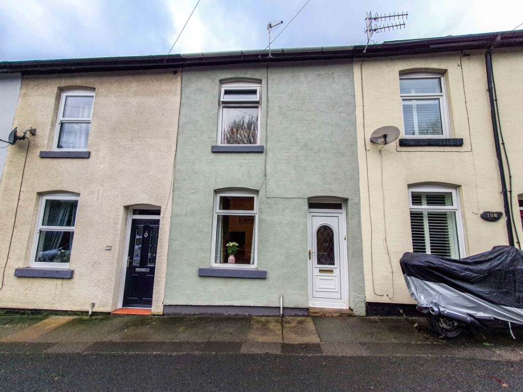 2 Bedroom Property For Sale in Mossley £170,000