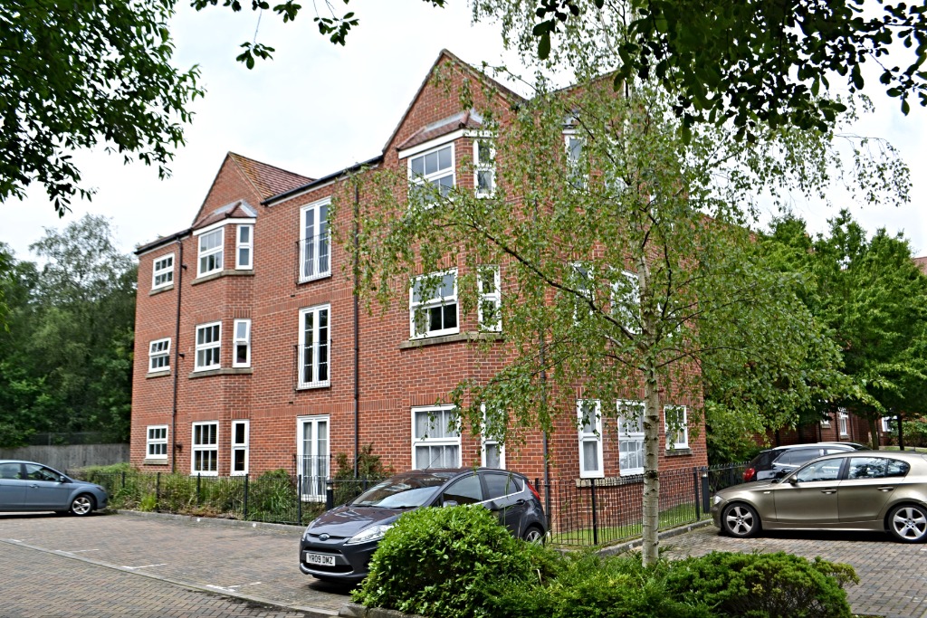 2 Bedroom Property For Sale in Crawley £225,000