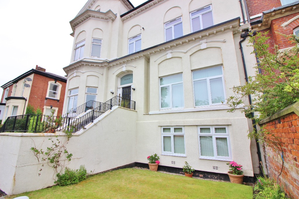 2 Bedroom Property For Sale in Southport £110,000