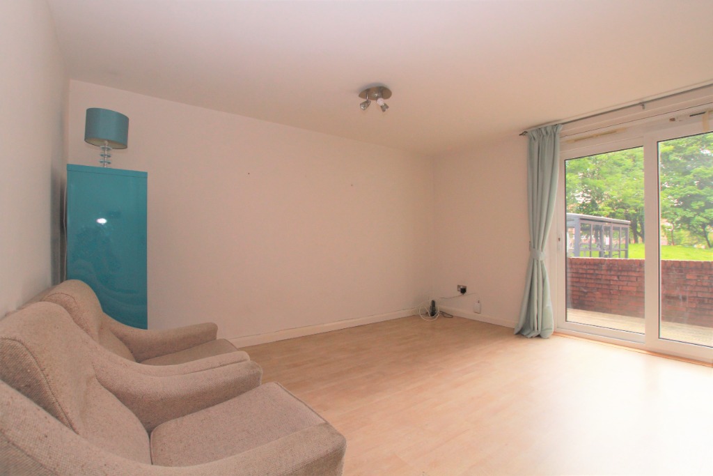 3 Bedroom, Part furnished Flat on Raglan Street, Woodside, Glasgow £