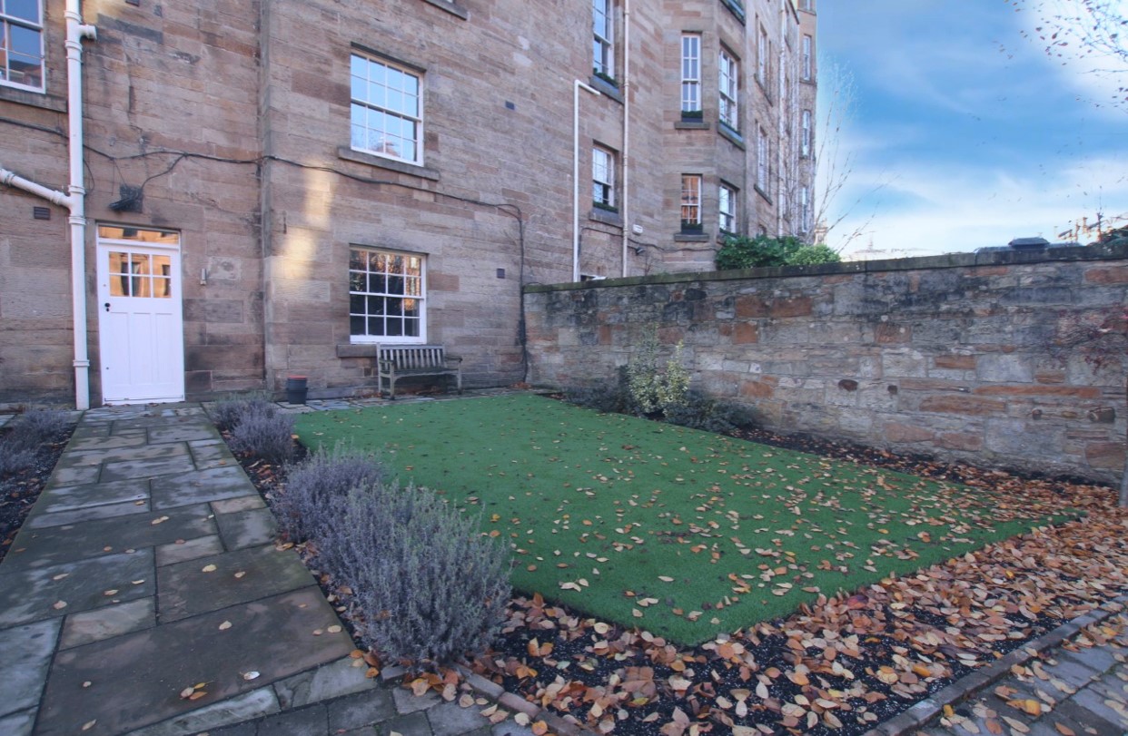 1 Bedroom, Furnished Flat on Woodside Crescent, Park, Glasgow £1,350.