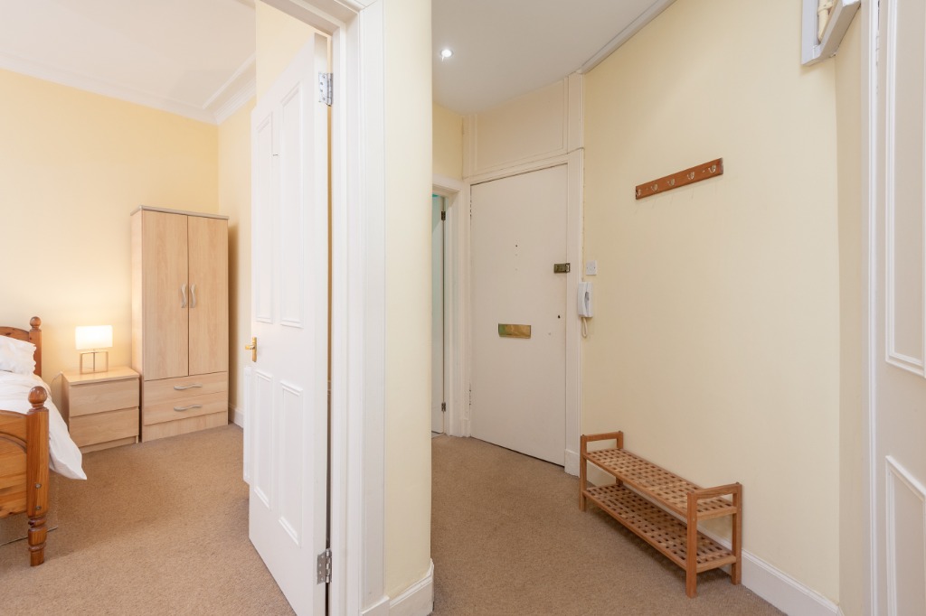 Albion Road, Edinburgh, EH7 5QZ