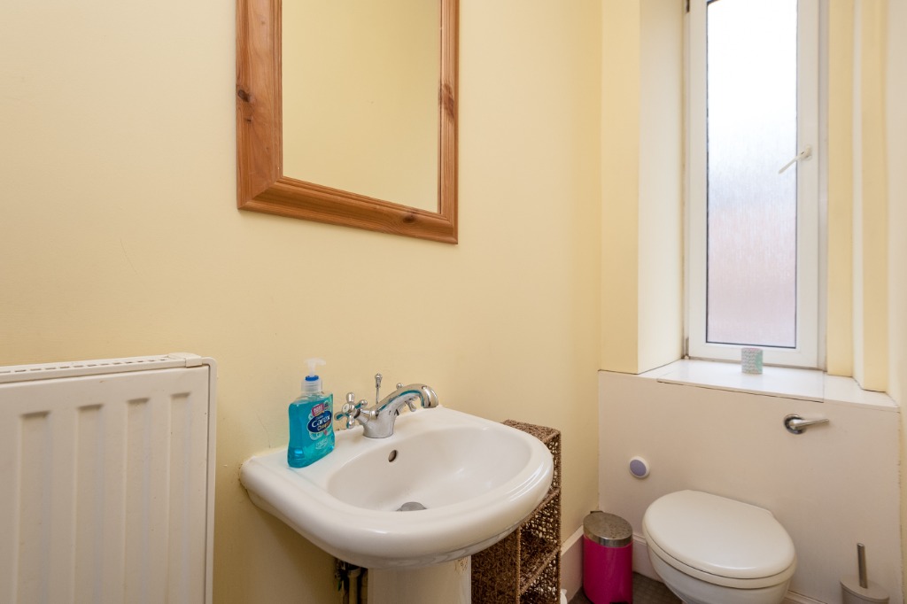Albion Road, Edinburgh, EH7 5QZ