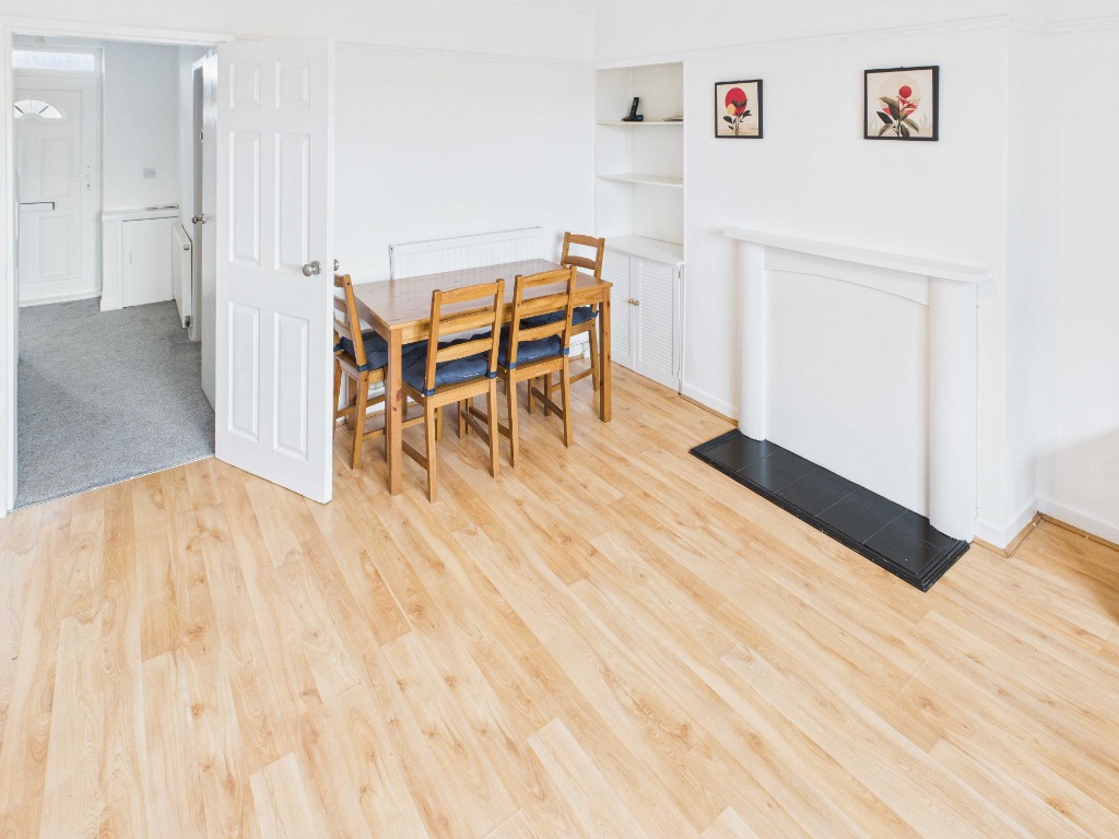 Saughton Avenue, Edinburgh, EH11 2RX