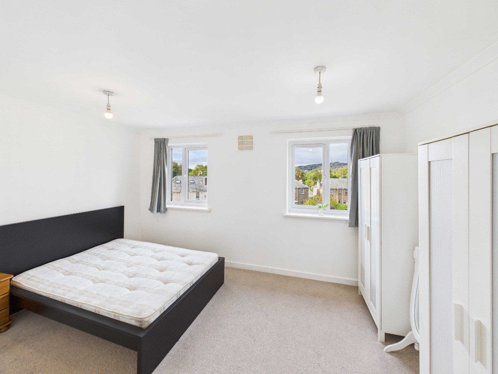 Saughton Avenue, Edinburgh, EH11 2RX