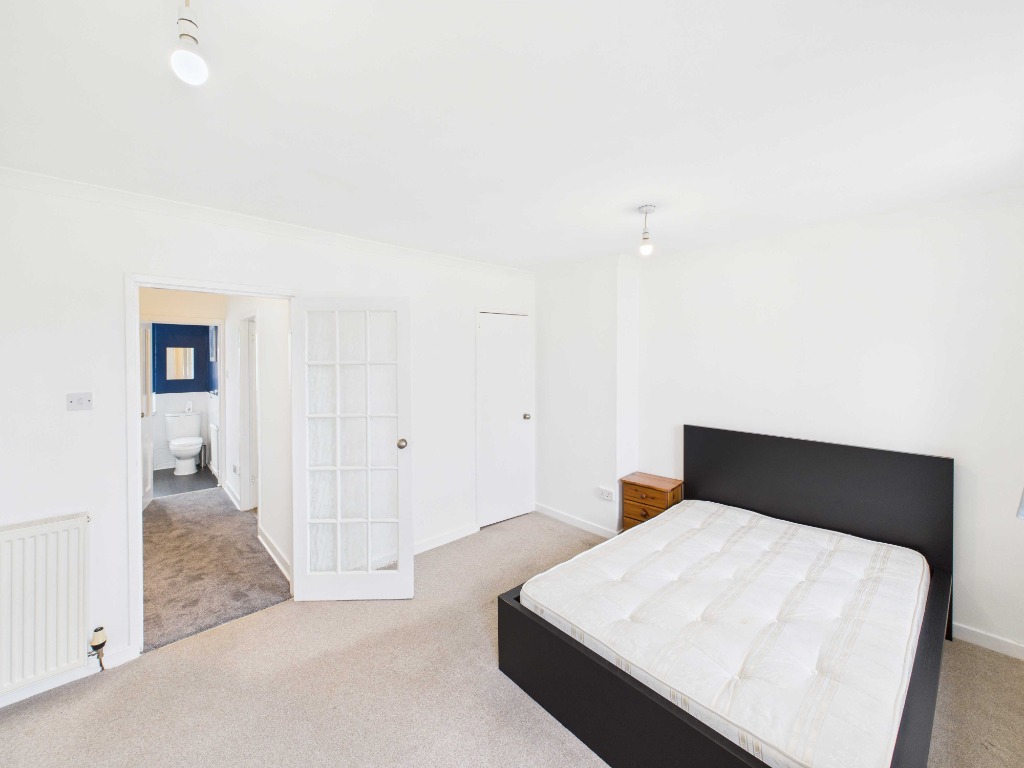 Saughton Avenue, Edinburgh, EH11 2RX