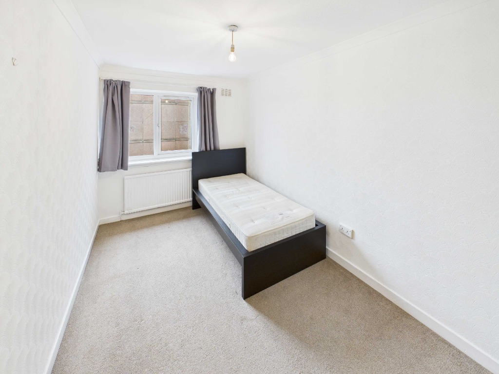 Saughton Avenue, Edinburgh, EH11 2RX