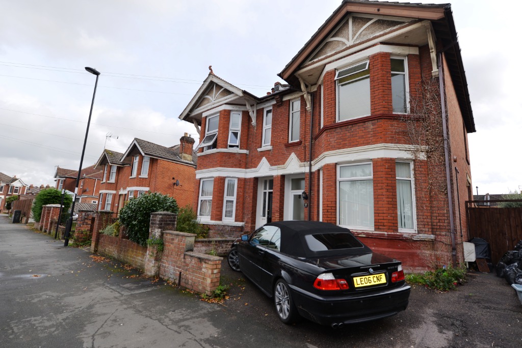 2 Bedroom Property For Sale in Southampton £150,000