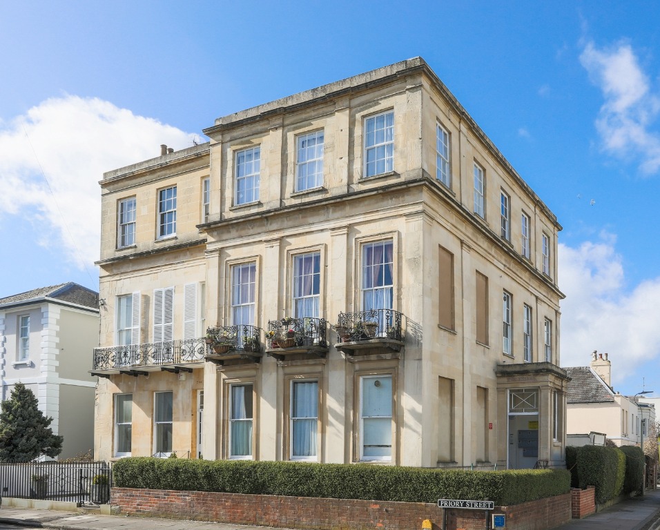 1 Bedroom Property For Sale in Cheltenham £175,000
