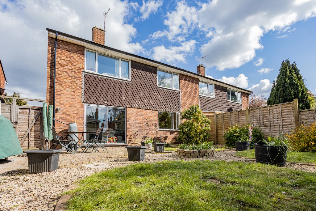 2 Bedroom Property For Sale in Cheltenham £180,000