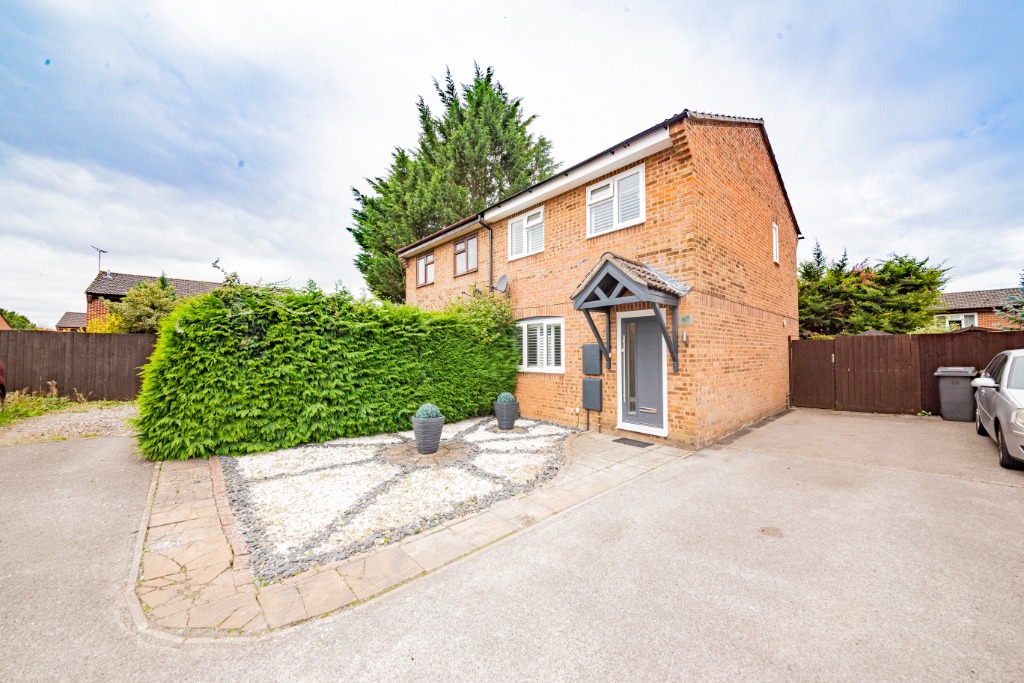 3 Bedroom Property For Sale in Andover £270,000