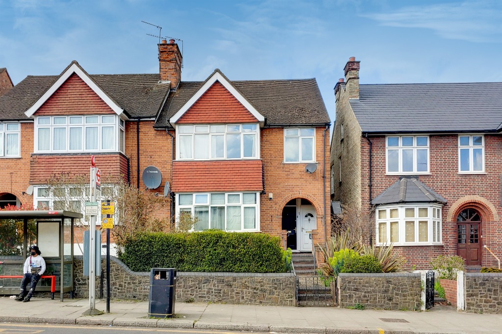 3 Bedroom Property For Sale in Enfield £475,000