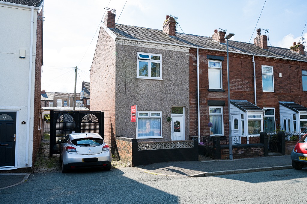 2 Bedroom Property For Sale in Haydock £100,000